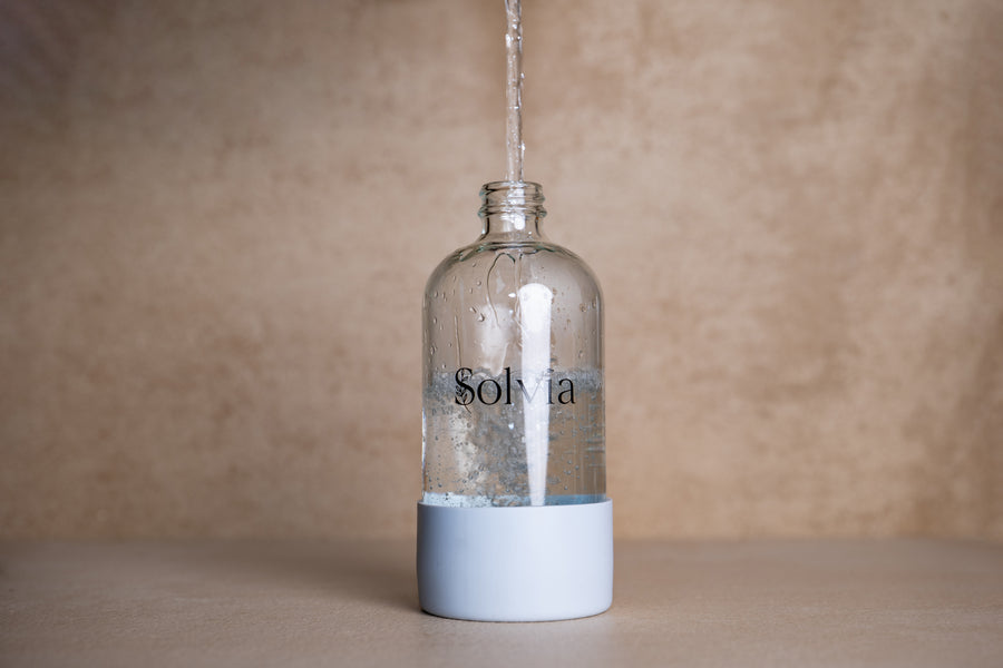 Filling the Solvia glass bottle with water